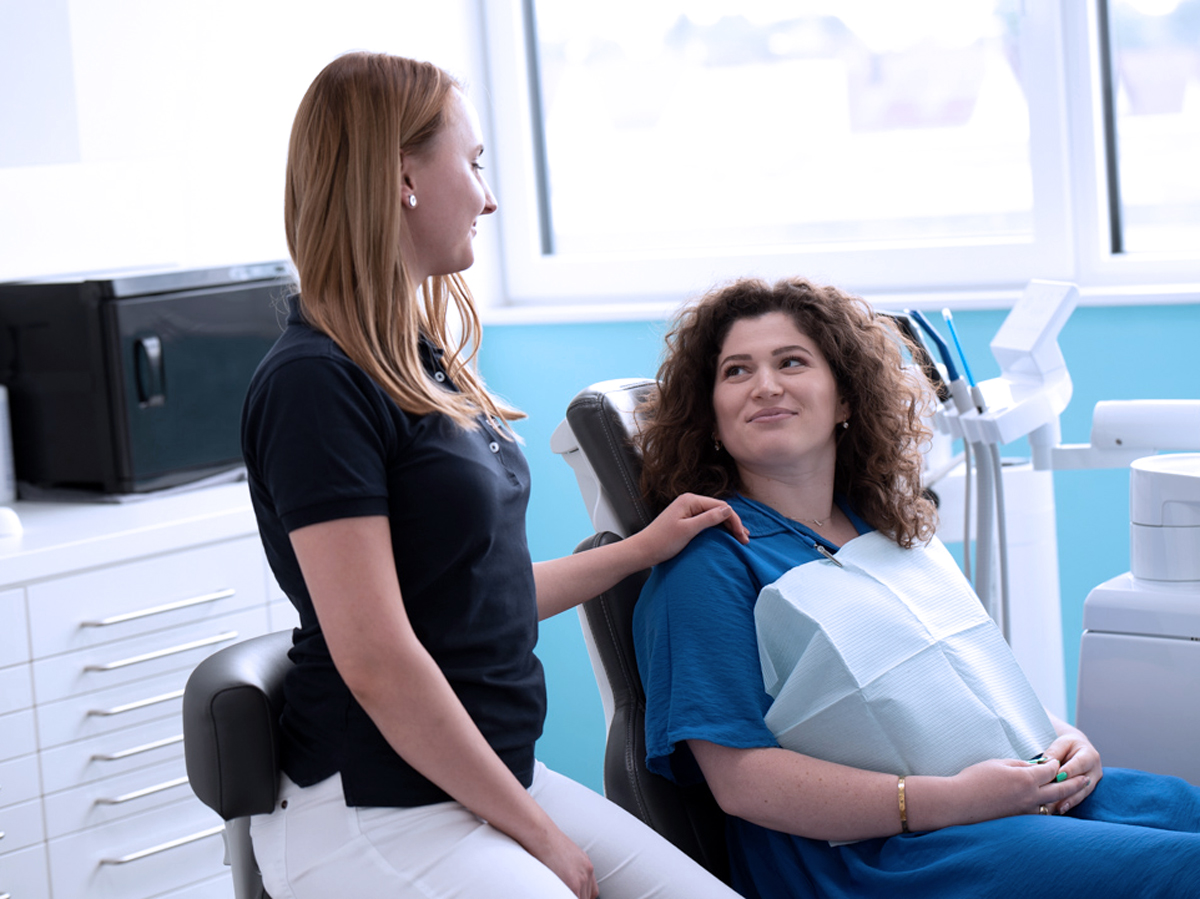 Willkommen bei SanaDens! Erleben Sie unsere moderne Zahnarztpraxis in Jettingen-Scheppach. Wir freuen uns auch darauf, Patienten aus den umliegenden Regionen wie Burgau und Günzburg zu begrüßen.