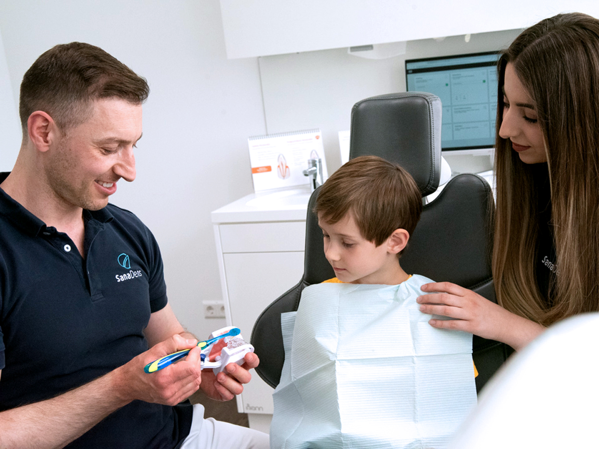 Willkommen bei SanaDens! Erleben Sie unsere moderne Zahnarztpraxis in Jettingen-Scheppach. Wir freuen uns auch darauf, Patienten aus den umliegenden Regionen wie Burgau und Günzburg zu begrüßen.